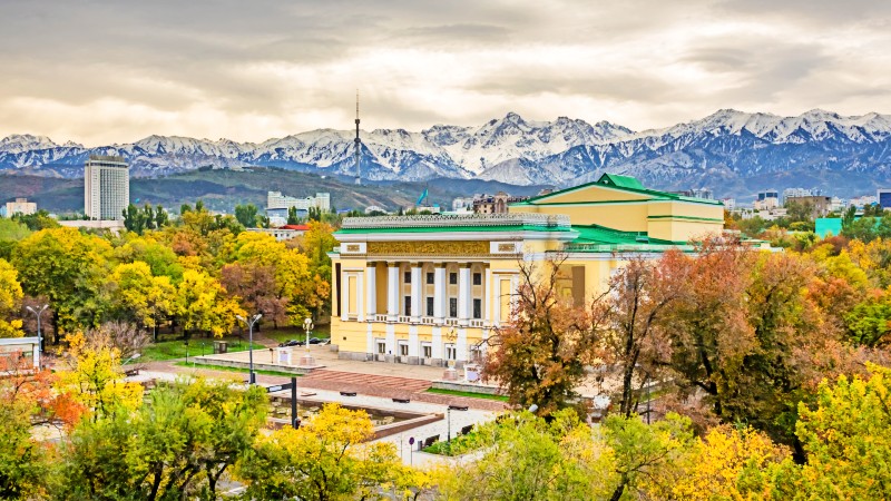 Abai Opera-huset i almaty med fjellene i bakgrunnen