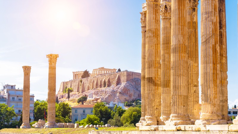 Zevs' tempel med Akropolis i bakgrunnen