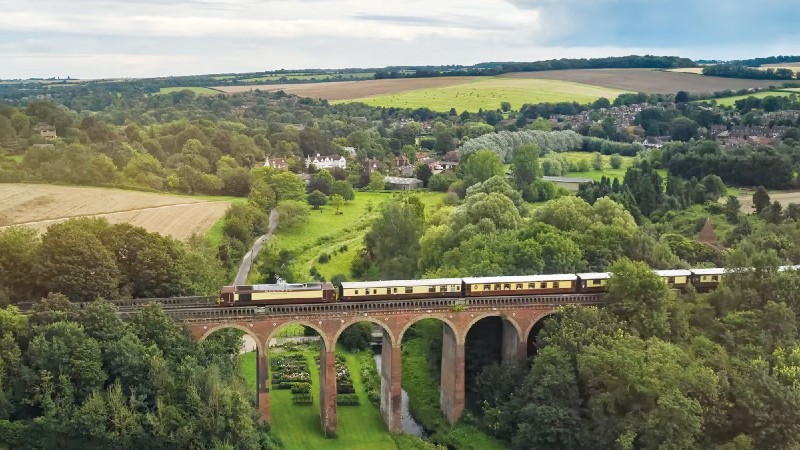 Belmond British Pullman kjrer over en jernbanebro