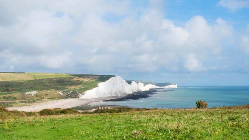 De hvite klippene og havet ved Seven Sisters