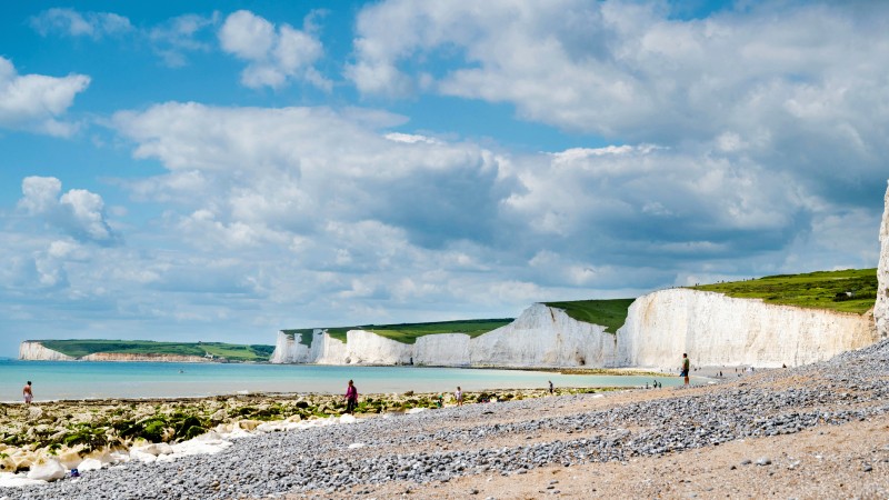 De hvite klippene og havet ved Seven Sisters