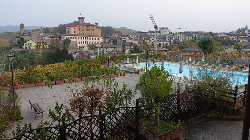 Utsikt fra hotellrommet over landsbyen Barolo og hotellets svmmebasseng 
