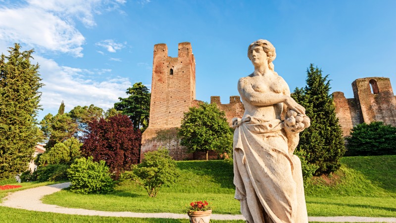 Statue og deler av borgen i Castelfranco Veneto